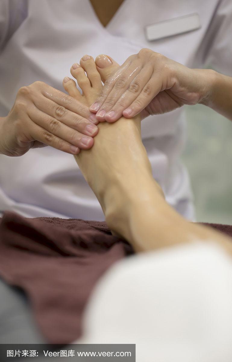 治疗师按摩脚