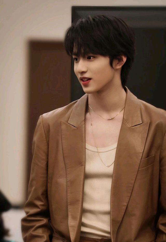 刘耀文帅气少年感,青春的样子真的很有感觉,稚嫩又不乏沉稳