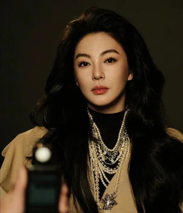 上海这一天36岁张雨绮用珠圆玉润的身材给白幼瘦女星上了一课