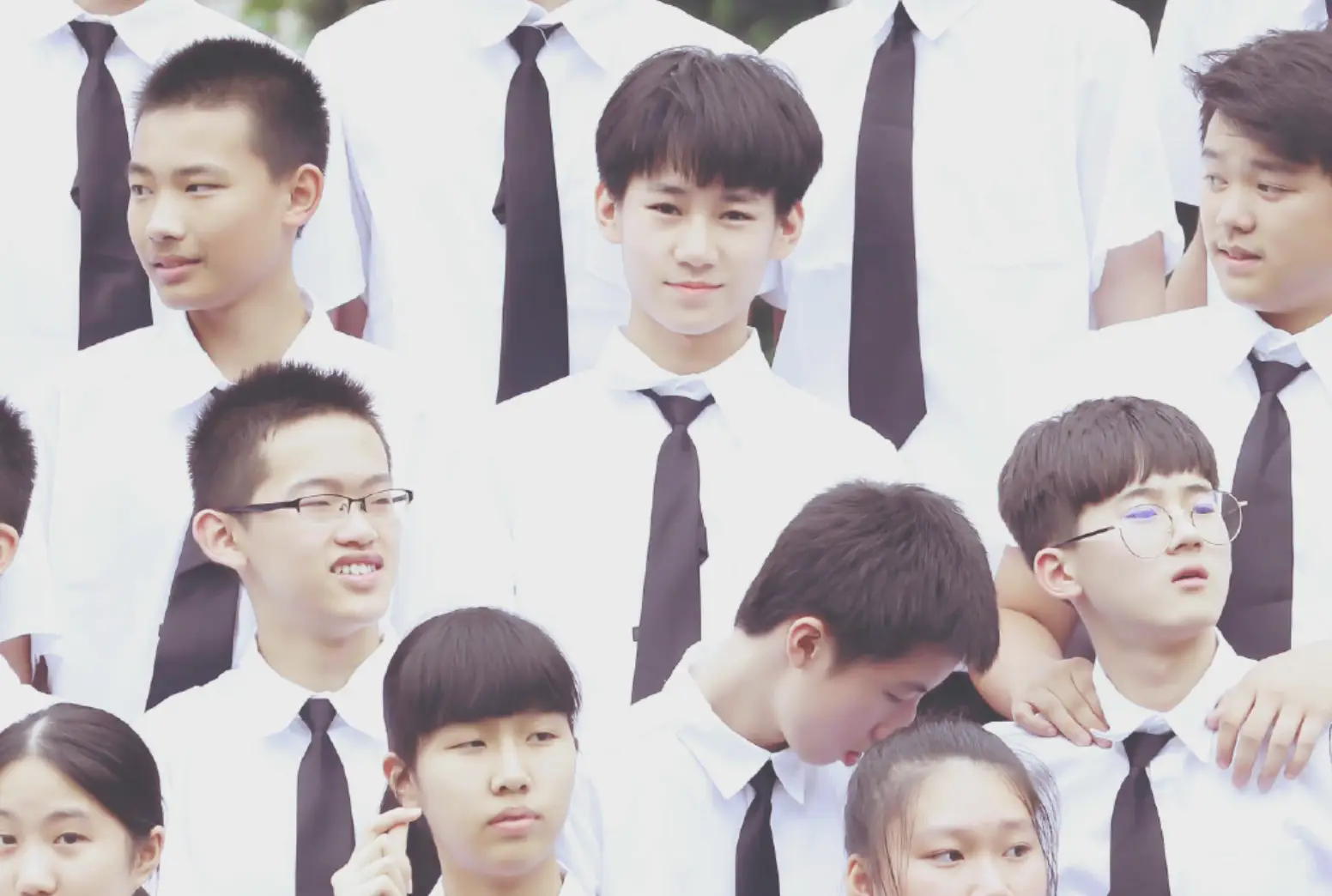 原创张真源中戏军训代表新生发言穿军训服模样正派帅气