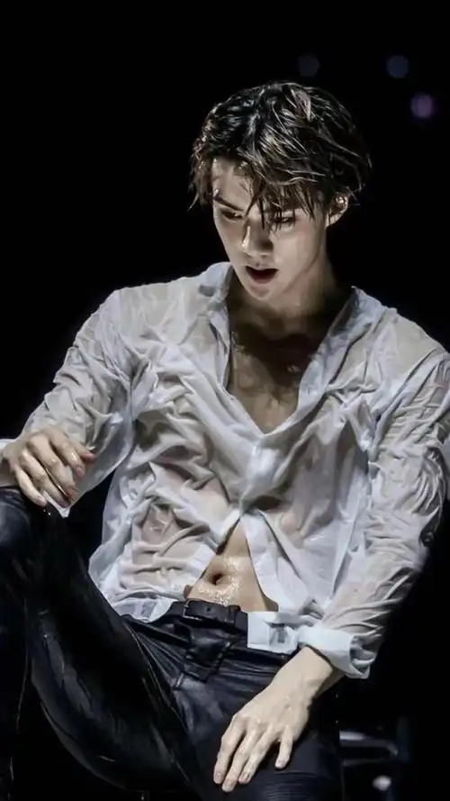 金秀贤秀肌肉照(金秀贤腹肌巧克力朴灿烈手臂比脸大)(9)