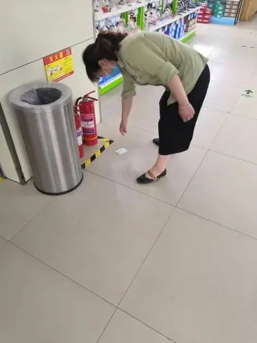 最是那一弯腰的举动,呈现出成和人最高尚的品德