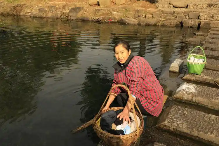 村姑在河边洗衣.