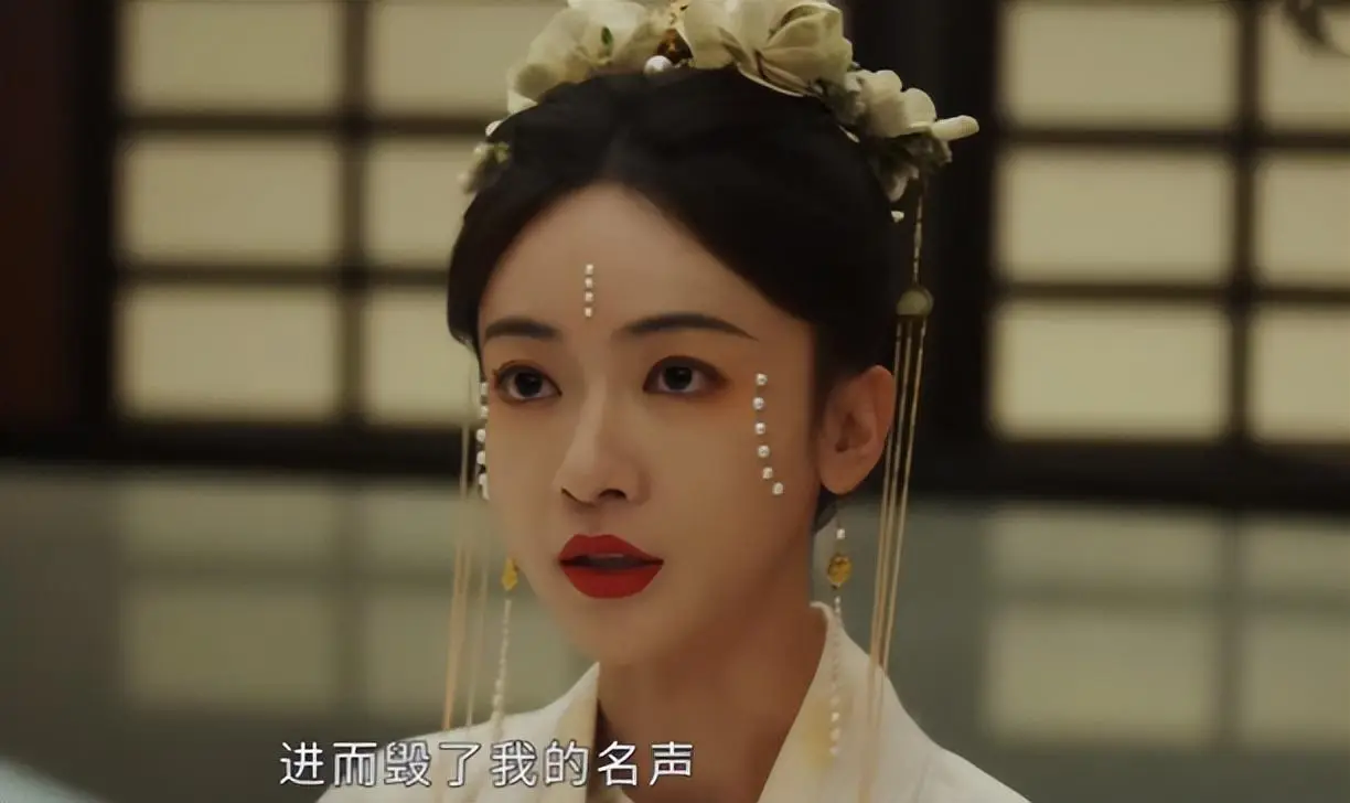 被《墨雨云间》孔雪儿惊艳了,好身材遮不住,红肚兜吊带装太吸睛