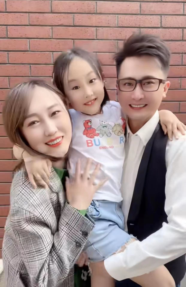 央视主持杨帆携妻接娃,老婆背万元包高挑白皙,7岁女儿似妈