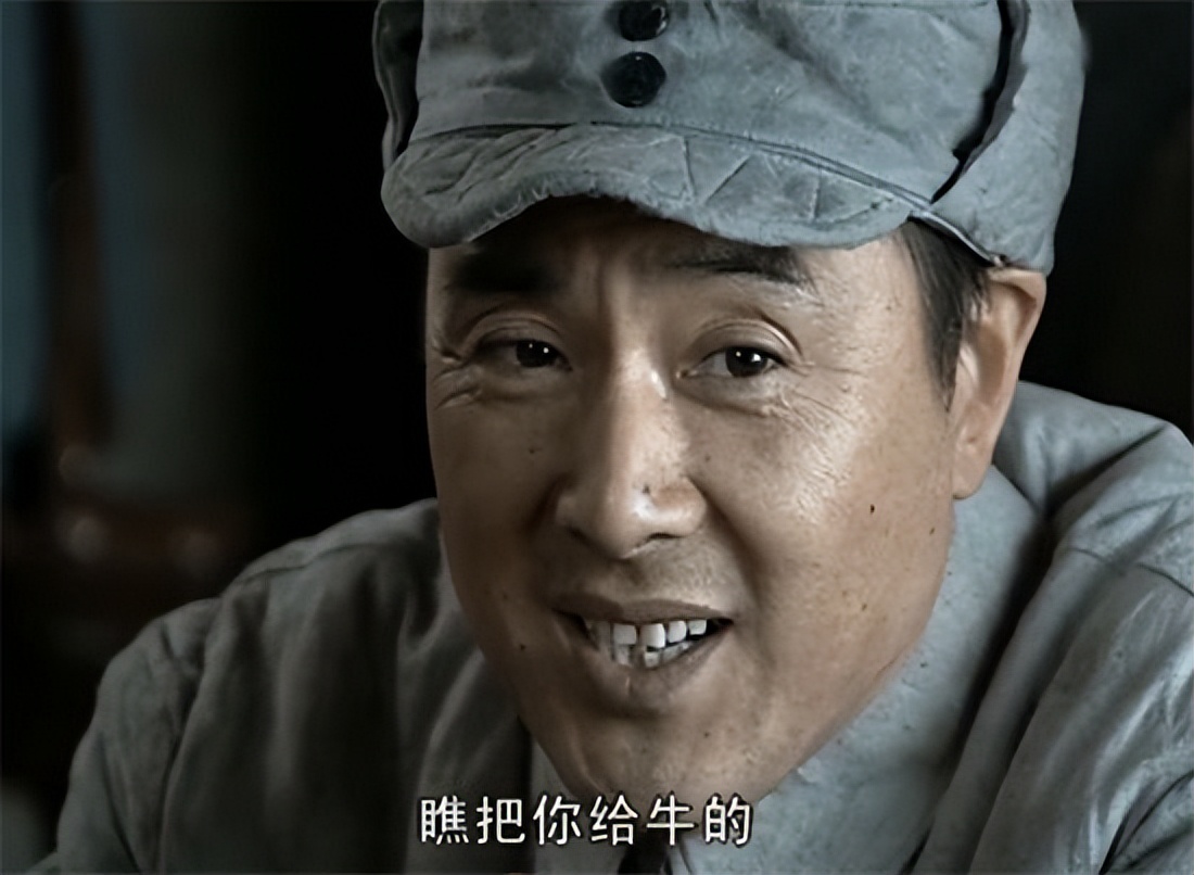 《亮剑》团长丁伟,退休后回农村养老,带妻子吃苍蝇小馆