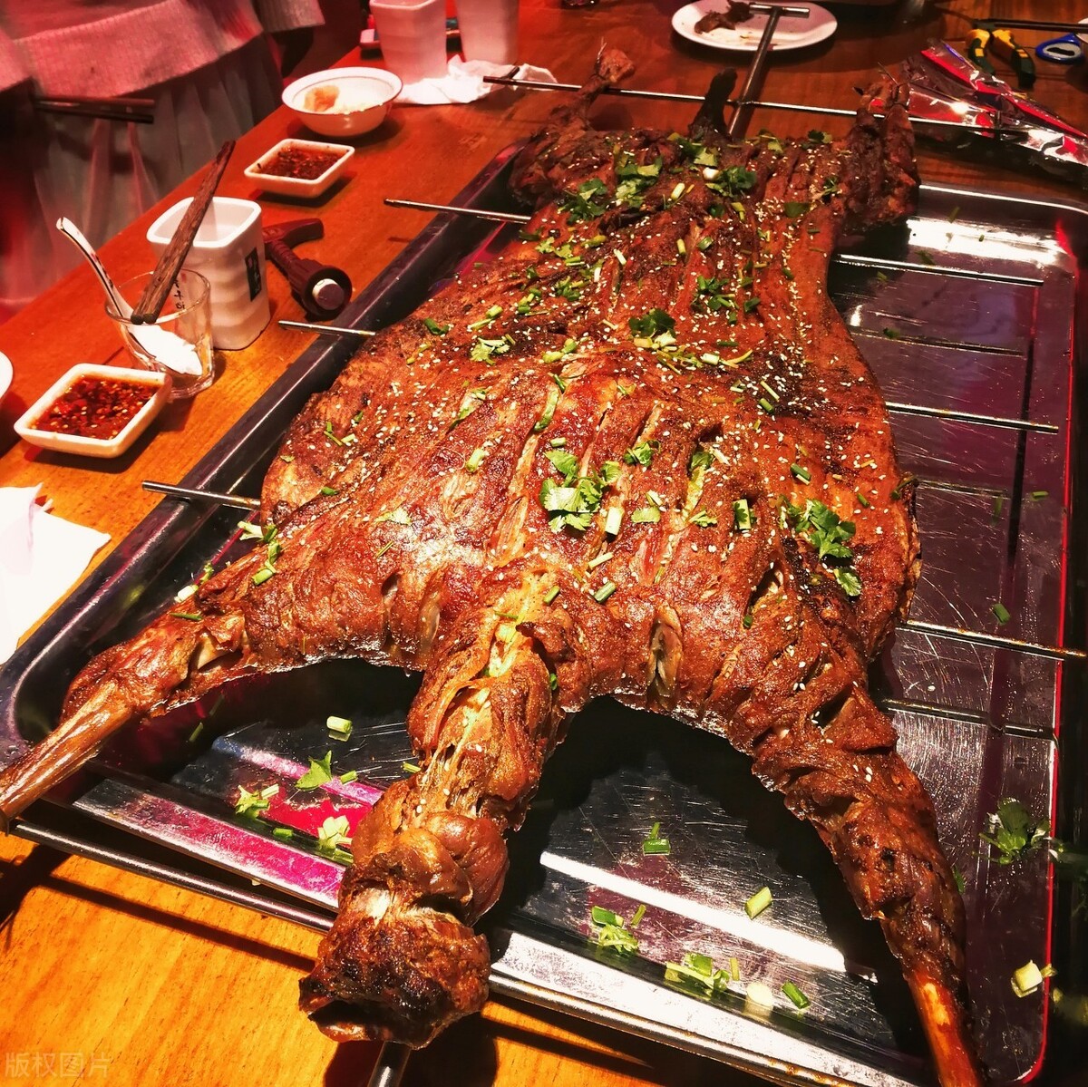 草原特色美食烤全羊吃的时候要注意什么