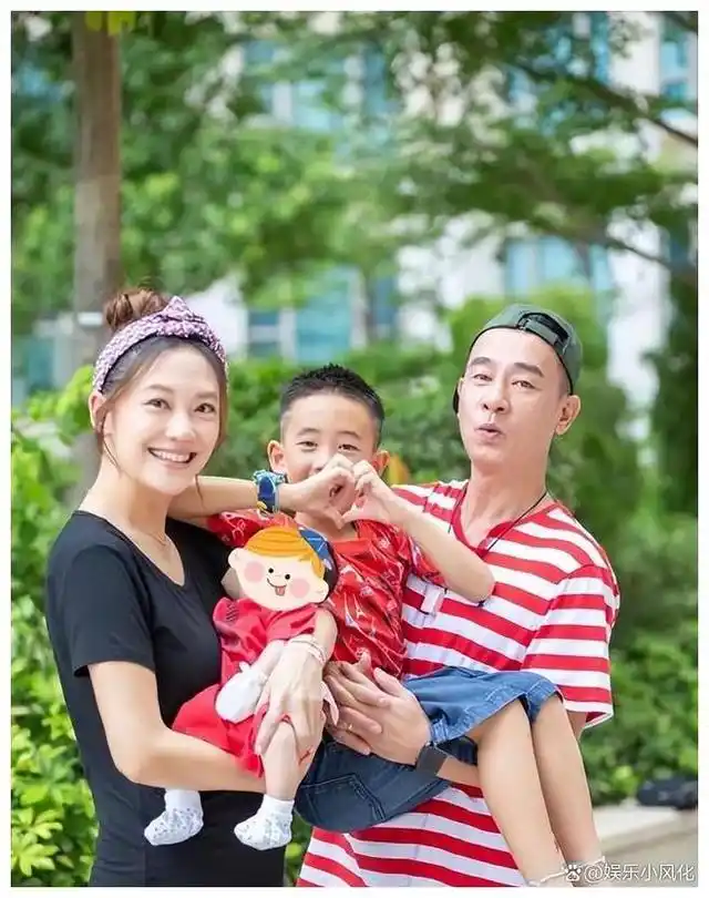 陈小春晒一家四口合影!小小春已长成小正太,二胎性别傻傻分不清