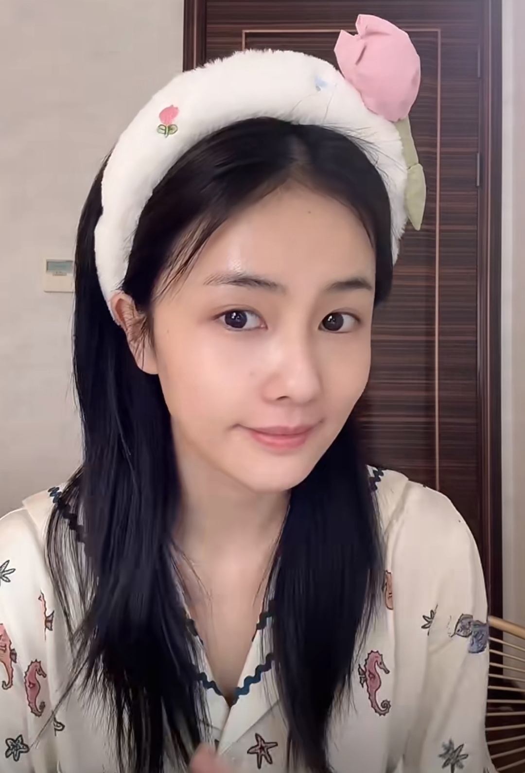 白鹿卸了妆显小好几岁,她的素颜放在现实生活中也是个亮眼的小美女