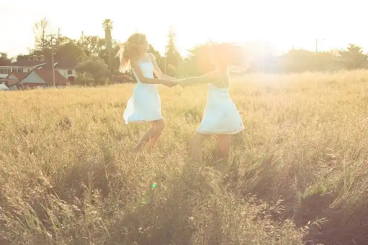 姐妹花,mrbury,插画,阳光,温暖,微笑,光,唯美,岁月,人,我们,朋友啦