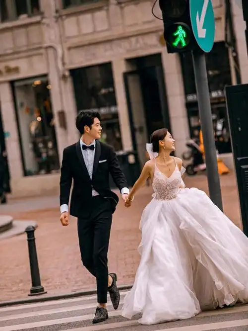 不偏不倚全都是你时尚街拍婚纱照
