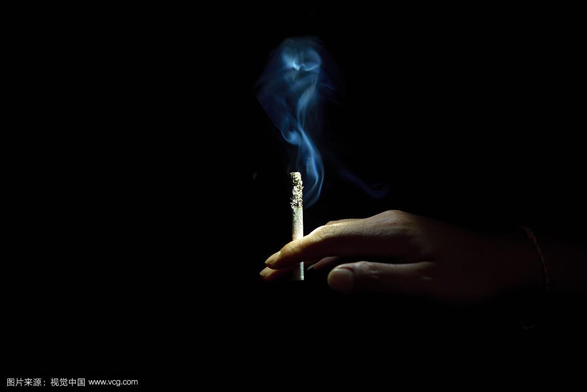 手拿着香烟.