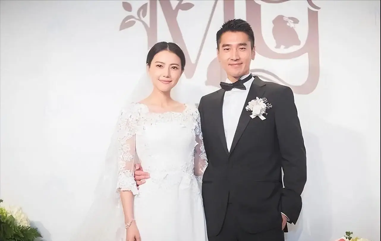 高圆圆勾着老公脖子隔东西与赵又廷亲吻身旁女儿很淡定