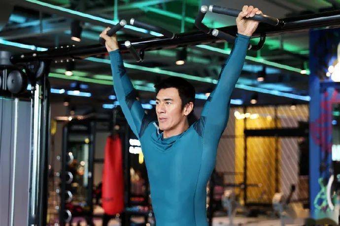 50岁国产肌肉硬汉健身照爆光