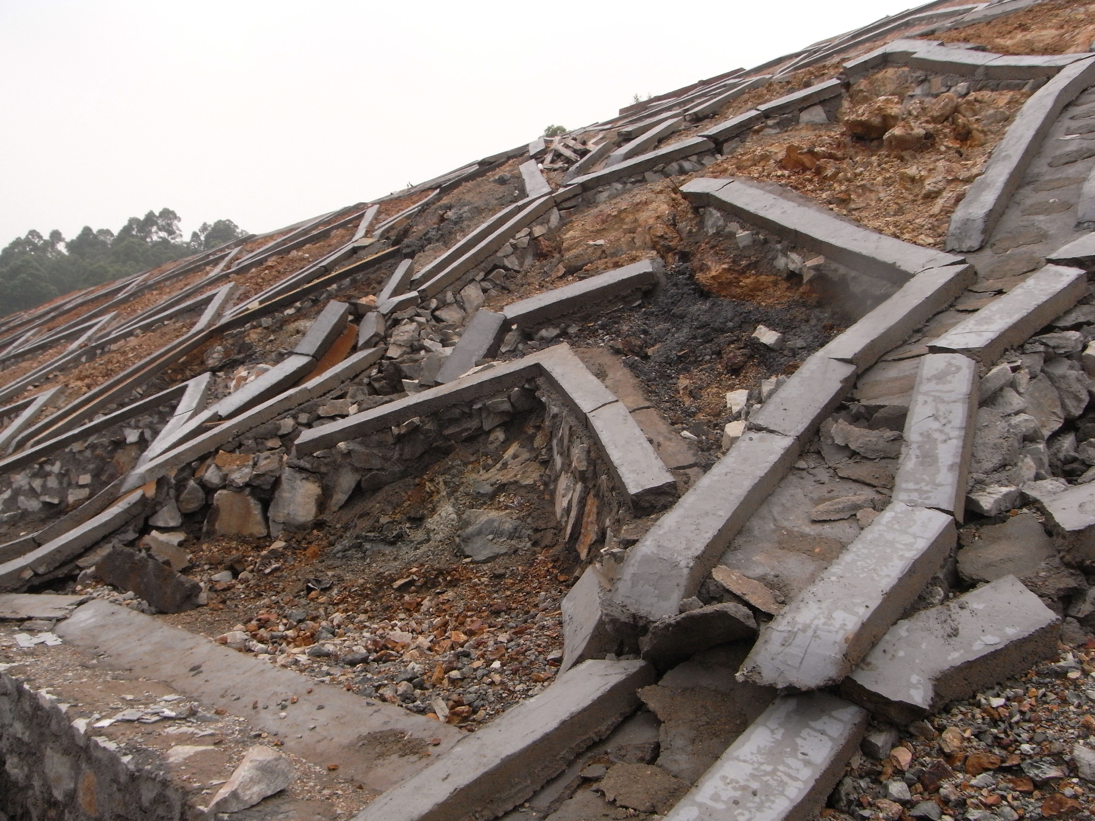 【警示】很危险的边坡滑坡现场图片
