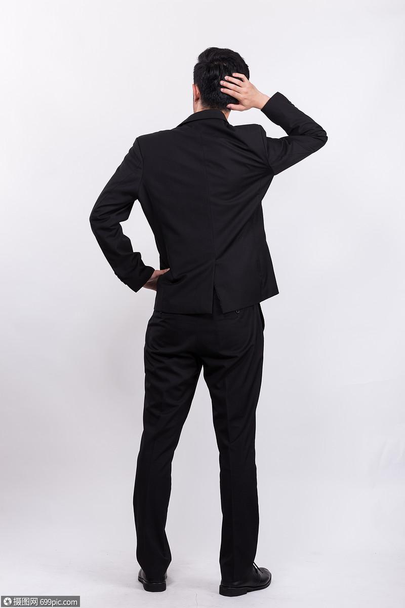 苦恼困惑抓后脑勺思考的商务人士背影白底男人