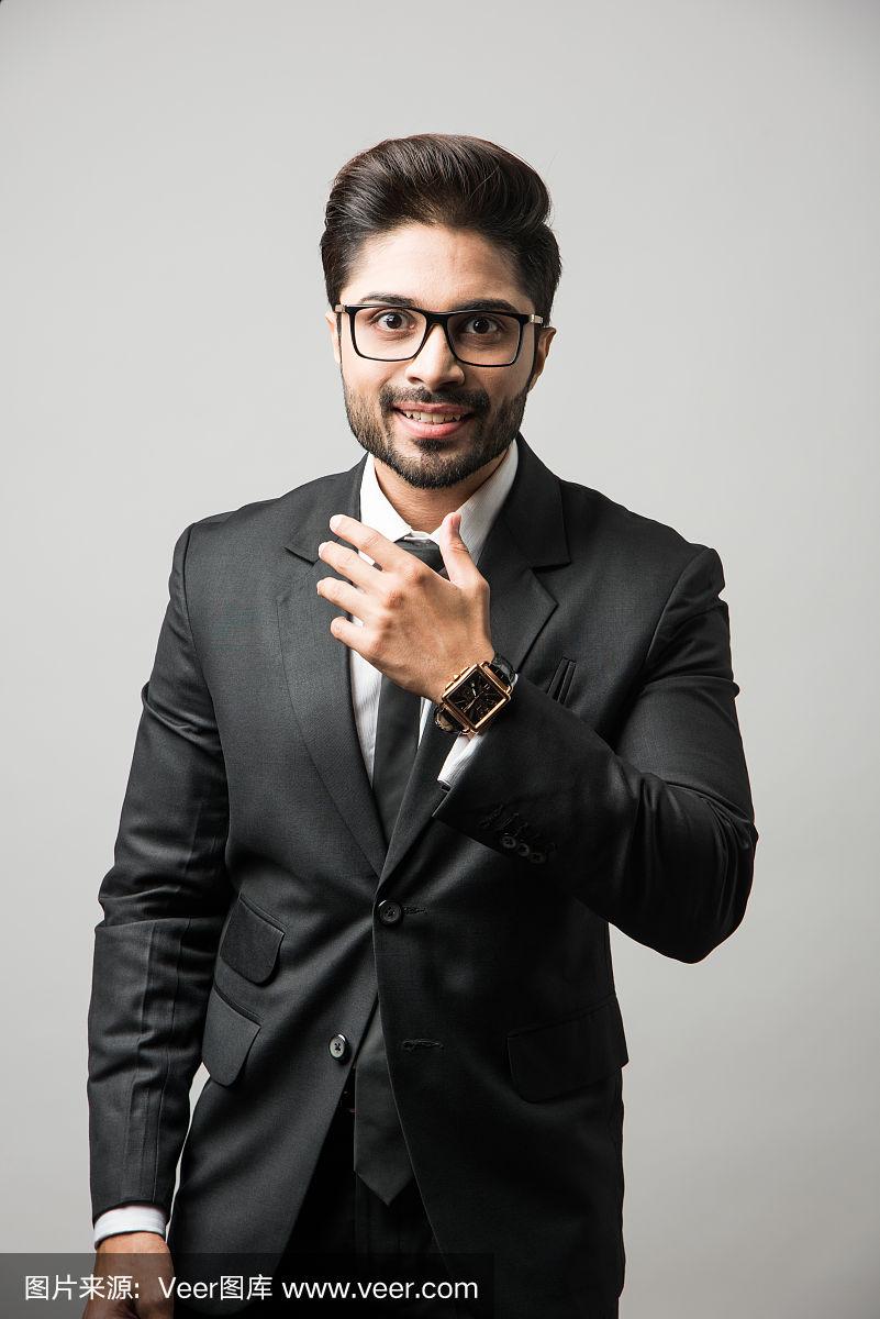 站在灰色背景下的印度男性商人