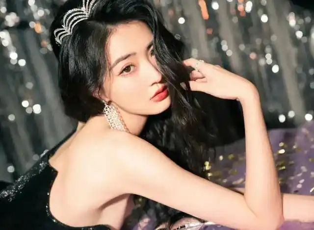 29岁徐璐恋情疑曝光与小5岁吴崇轩逛园区街头搂腰拍照超甜蜜