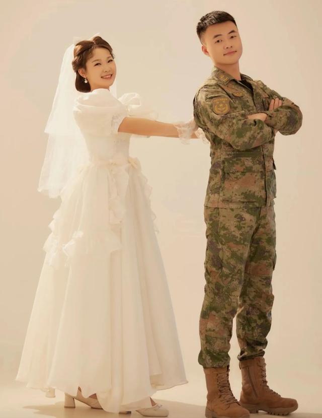 现在配发的军装真好看,颜值很高,就连拍婚纱照都选为结婚礼服了