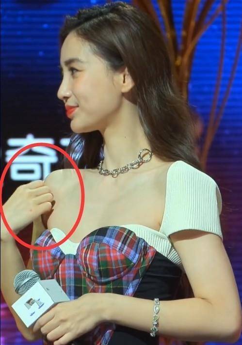 baby穿礼服,跳舞时肩带突然滑落,她的反应完全不像个女明星_手机搜狐