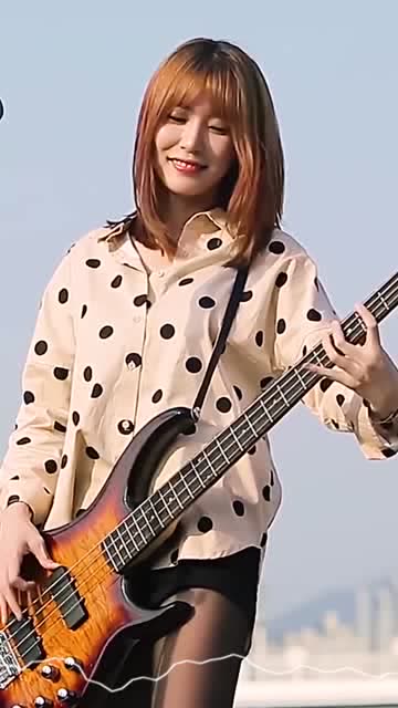 智仁小姐姐火了,一位性感的贝斯手,一曲《夜空中最亮的星》实力圈粉