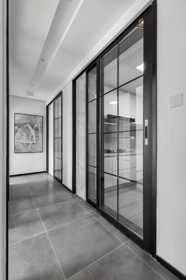 厨房用了黑白搭配,精致的推拉门设计.