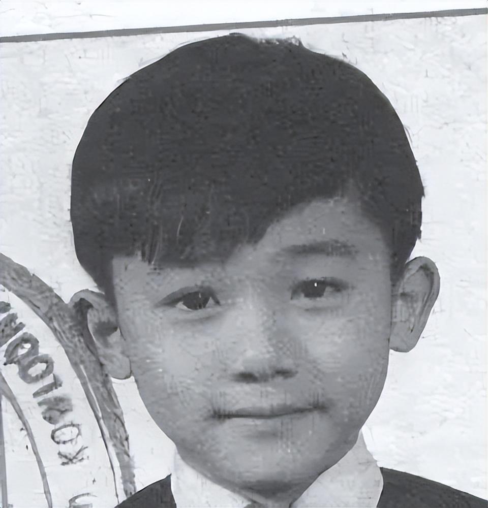 梁朝伟,一个我们熟知的影帝巨星,但他小时候其实是一个性格内向害羞的