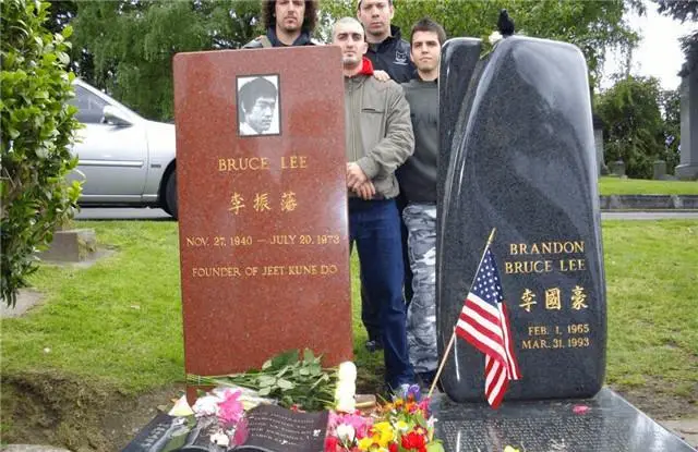 而他们的女儿李香凝则在琳达的培养下,也十分喜爱中国功夫,崇敬着自己