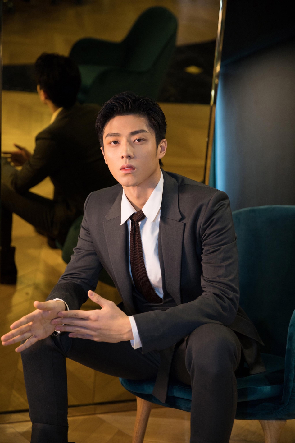 2018微博之夜红毯辣评:陈靖可炭灰色西装硬朗帅气