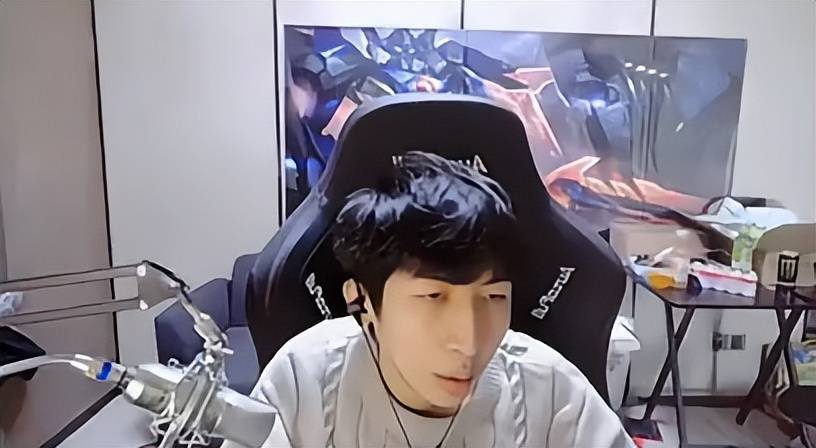 前阶段小超梦也跟mlxg等人一起参加了德杯的主播赛道,也是拿下了虎牙