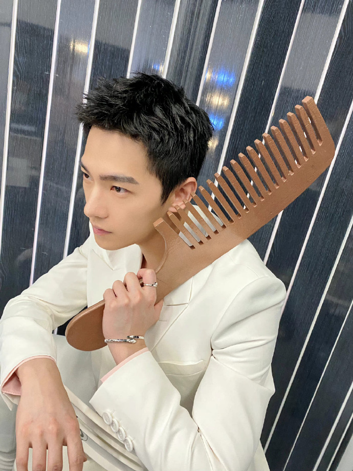 杨洋手拿大梳子随拍##杨洋的超大号梳子