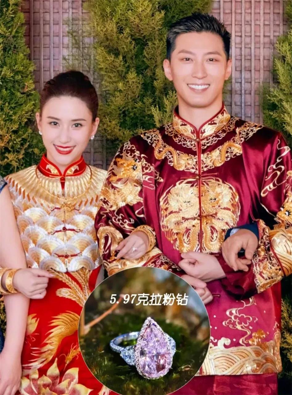 97克拉的粉钻戒,中间主钻散发着柔和的光芒,让她的手指更