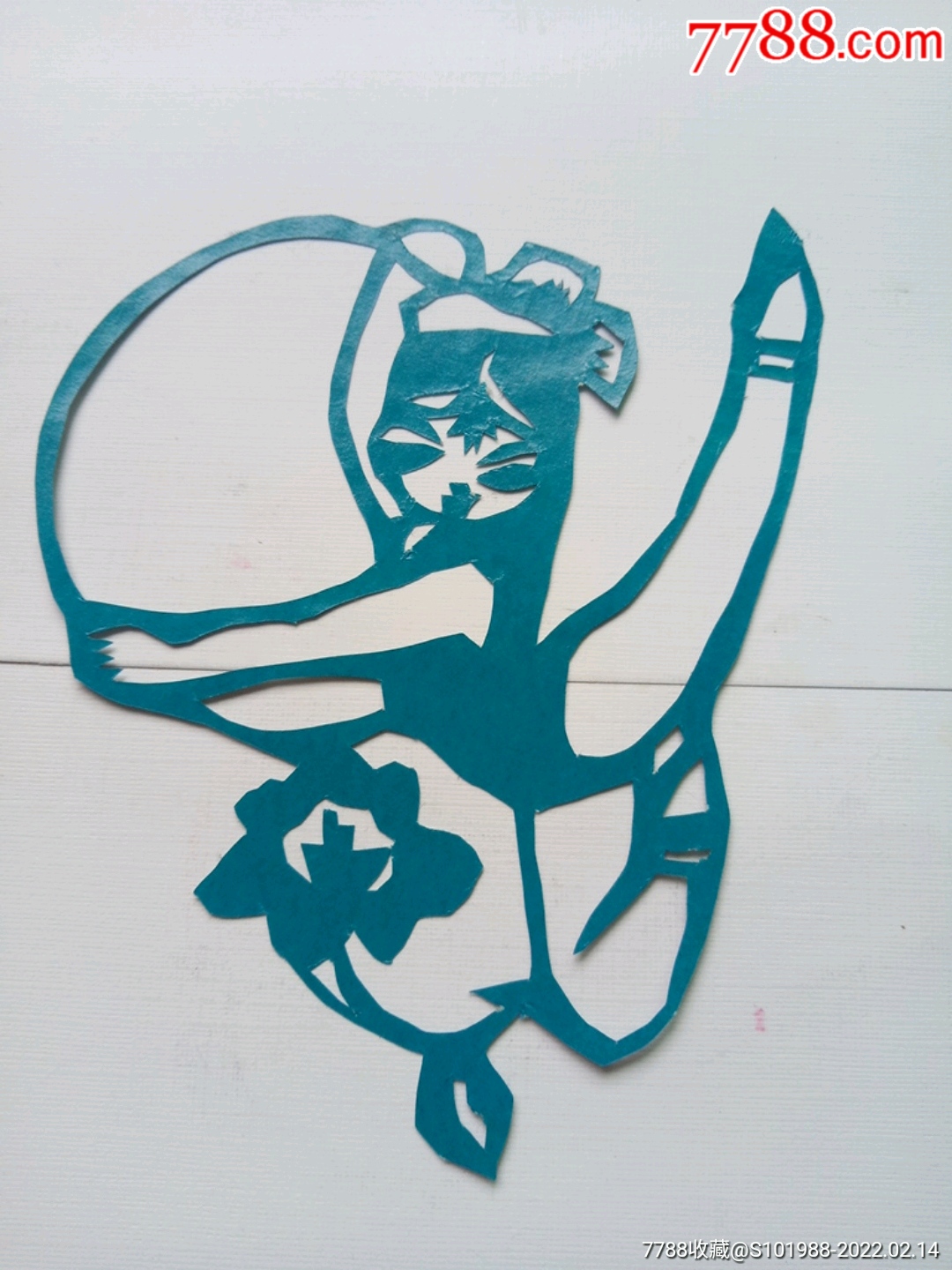 小姑娘跳舞剪纸