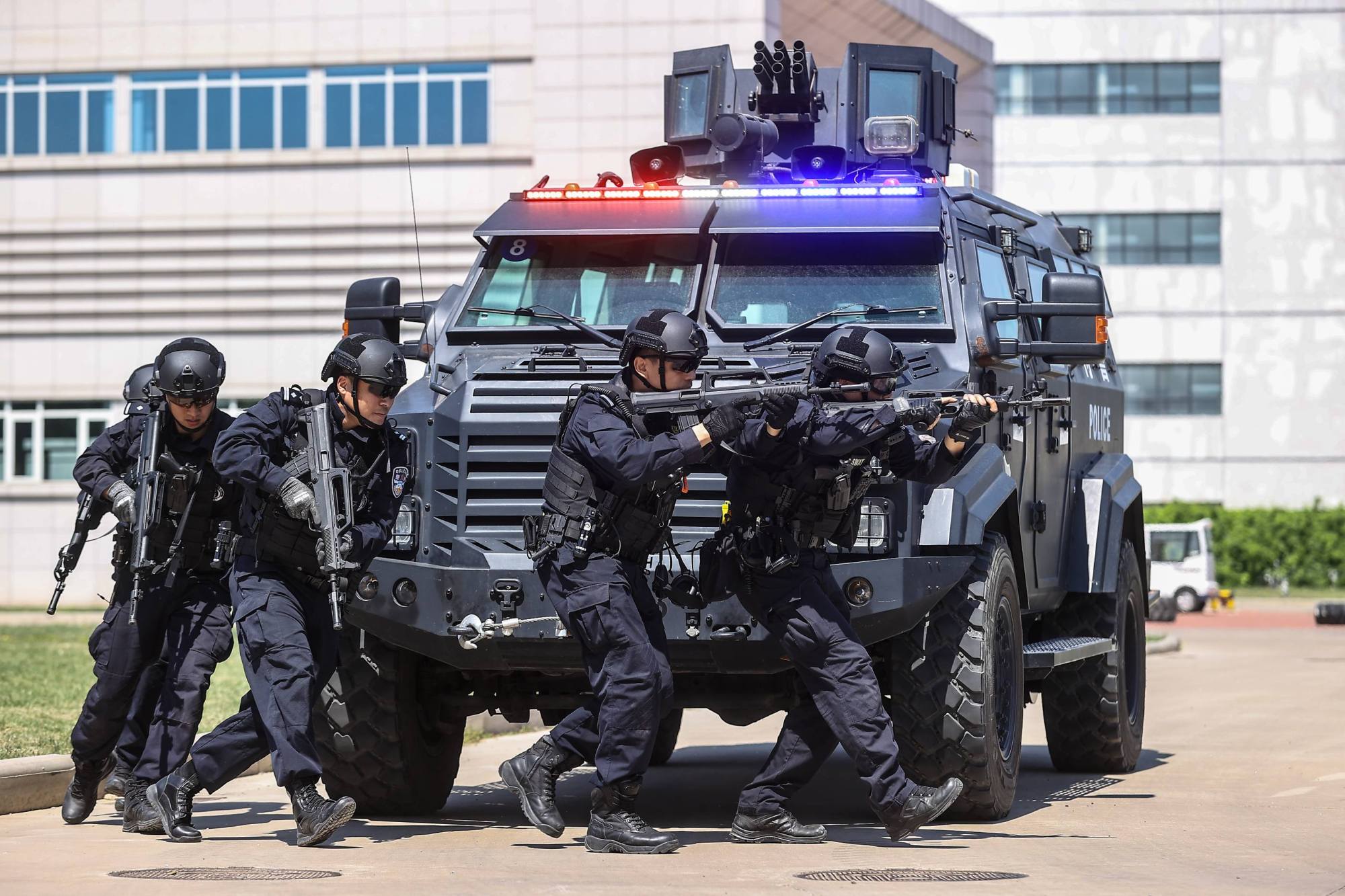 天津市公安局特警总队金鹰突击队开展夏季训练考核_央广网