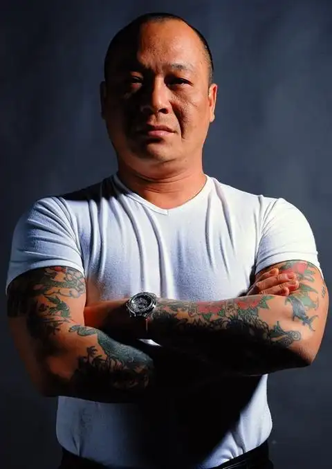 他是陈浩南原型有几千小弟,如今酒吧演出被暴打