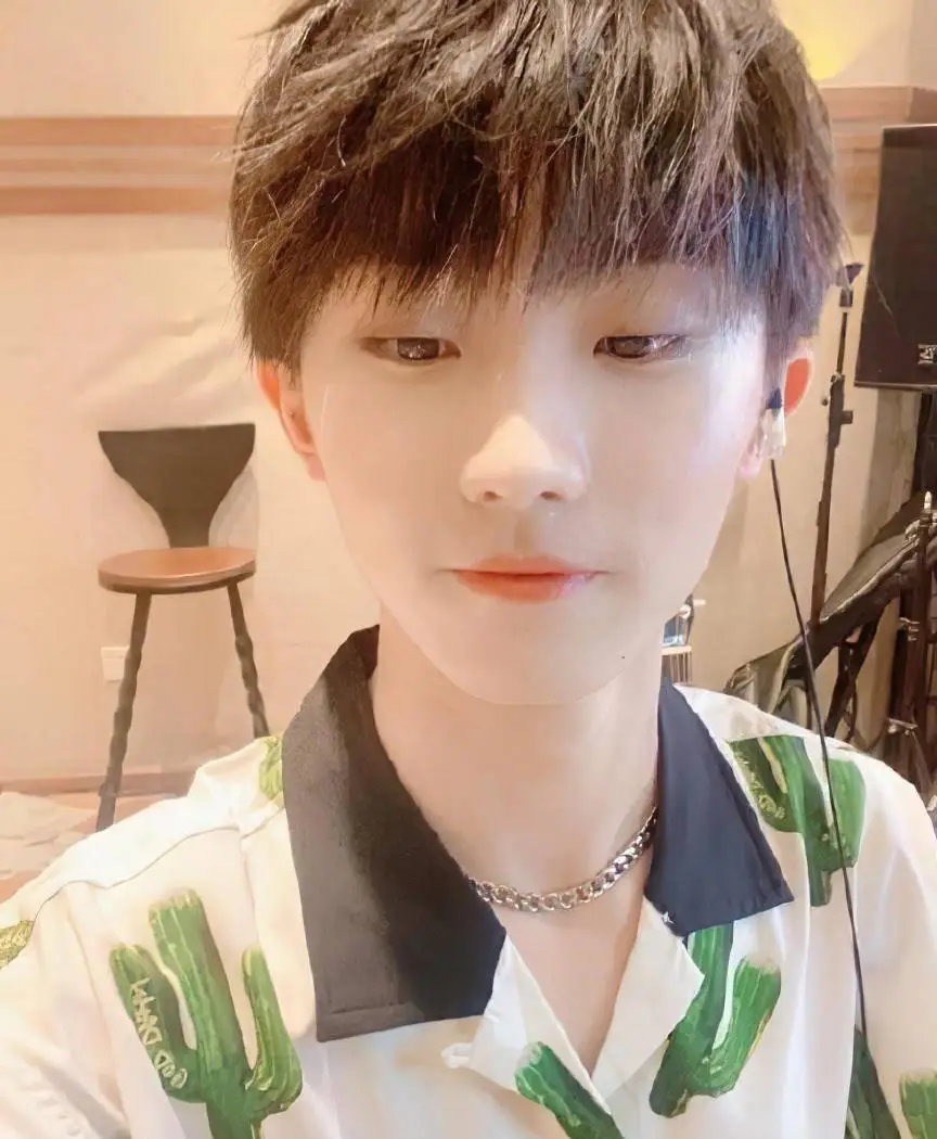 原创风波后马嘉祺首次亮相身形瘦消不敢直视镜头