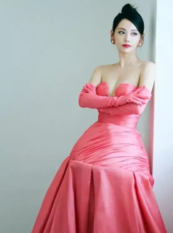 一组张嘉倪粉色抹胸裙风情万种性感女神姐姐!