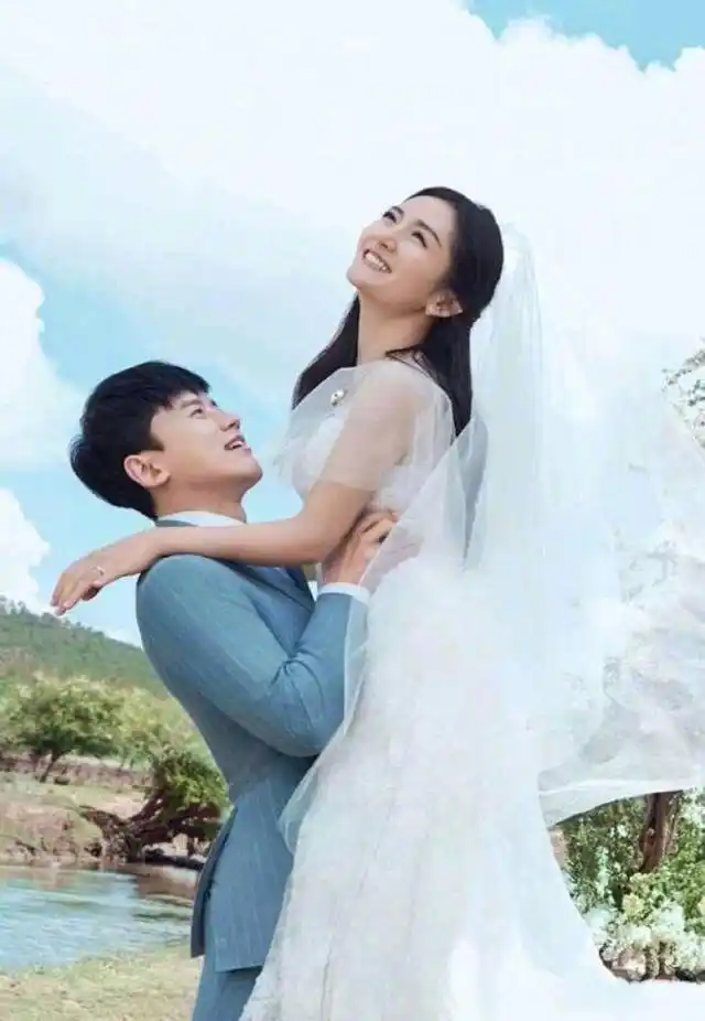 张杰谢娜发文纪念结婚13年,晒贴脸合照秀恩爱:相爱18年纪念日