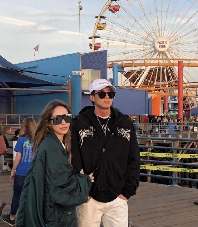 萧亚轩公布恋情后和男友手首同框,甜蜜挽手送亲亲恩爱十足_状态_照片