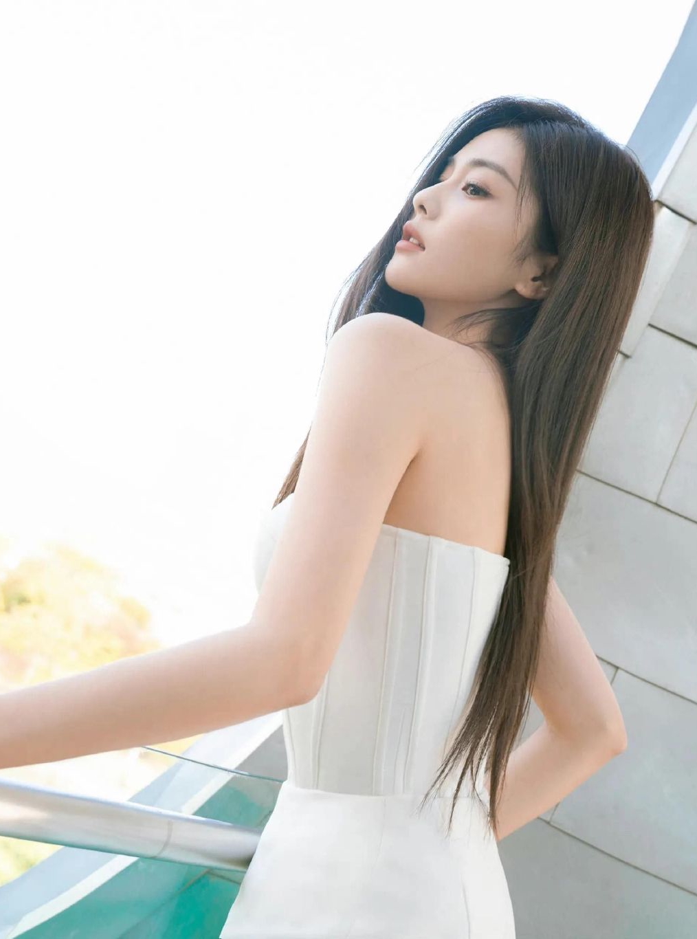 白鹿抹胸长裙写真,肤白如雪,清纯可人!__财经头条