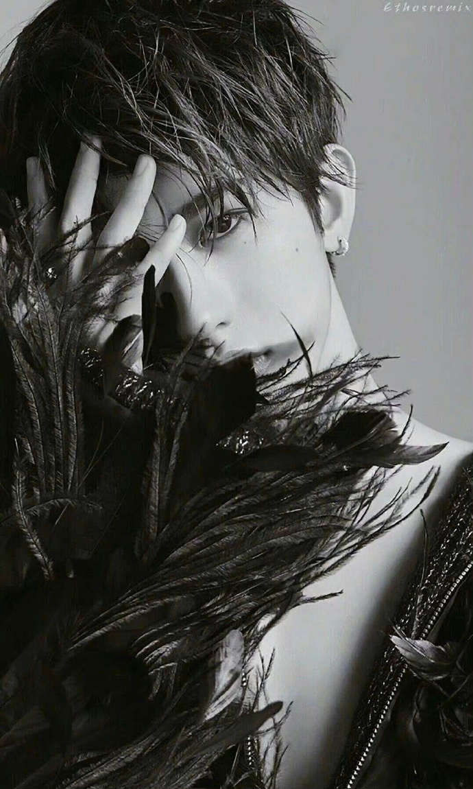 蔡徐坤晒黑白氛围感舞台照