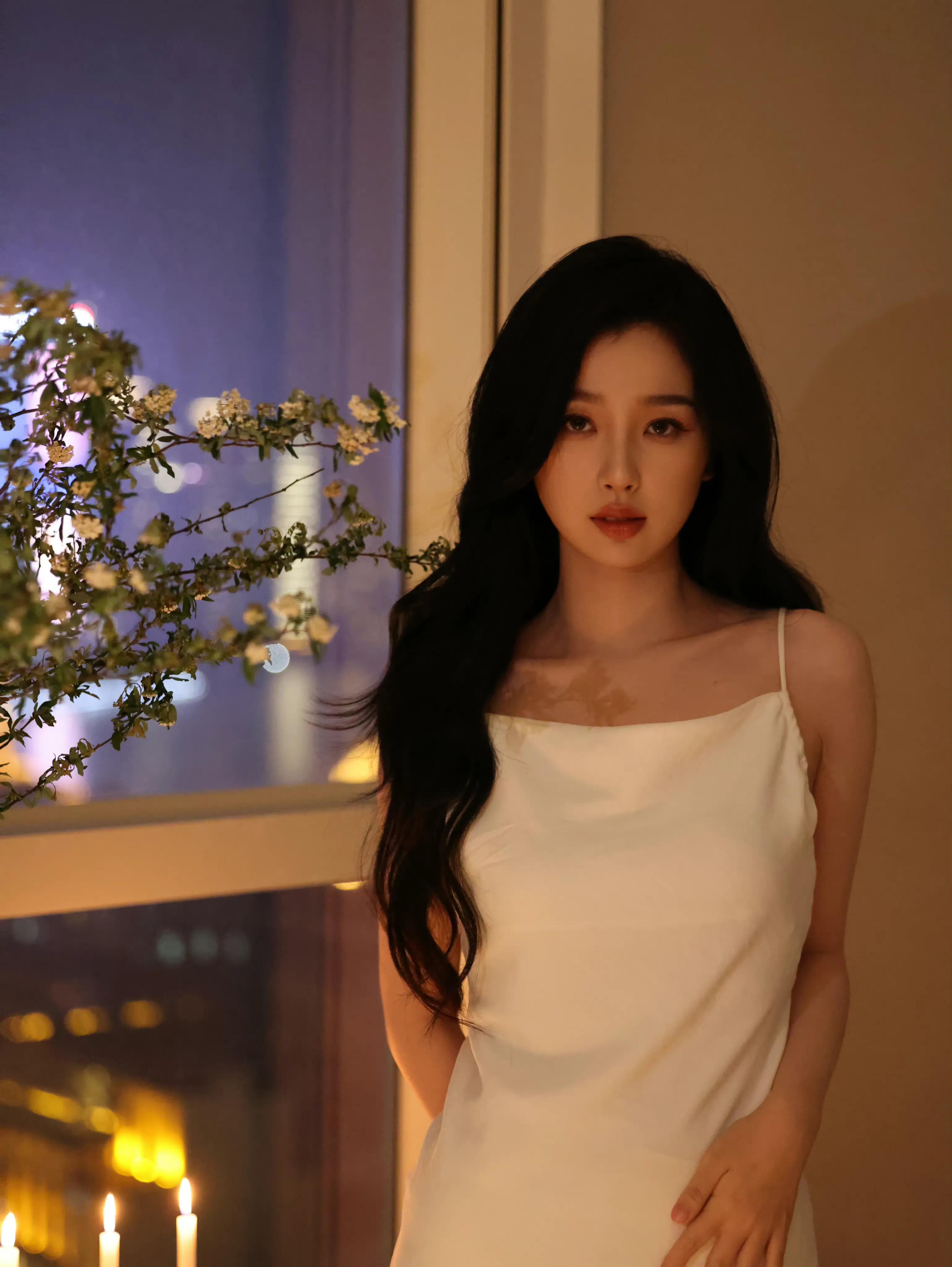 虞书欣白色露背长裙好看,卷发慵懒气质,背影让人心动_漂亮_小喵_照片