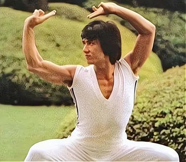 而他的侧脸照片,背部微微弯曲,小肚腩凸出,虽然年近古稀的成龙大哥