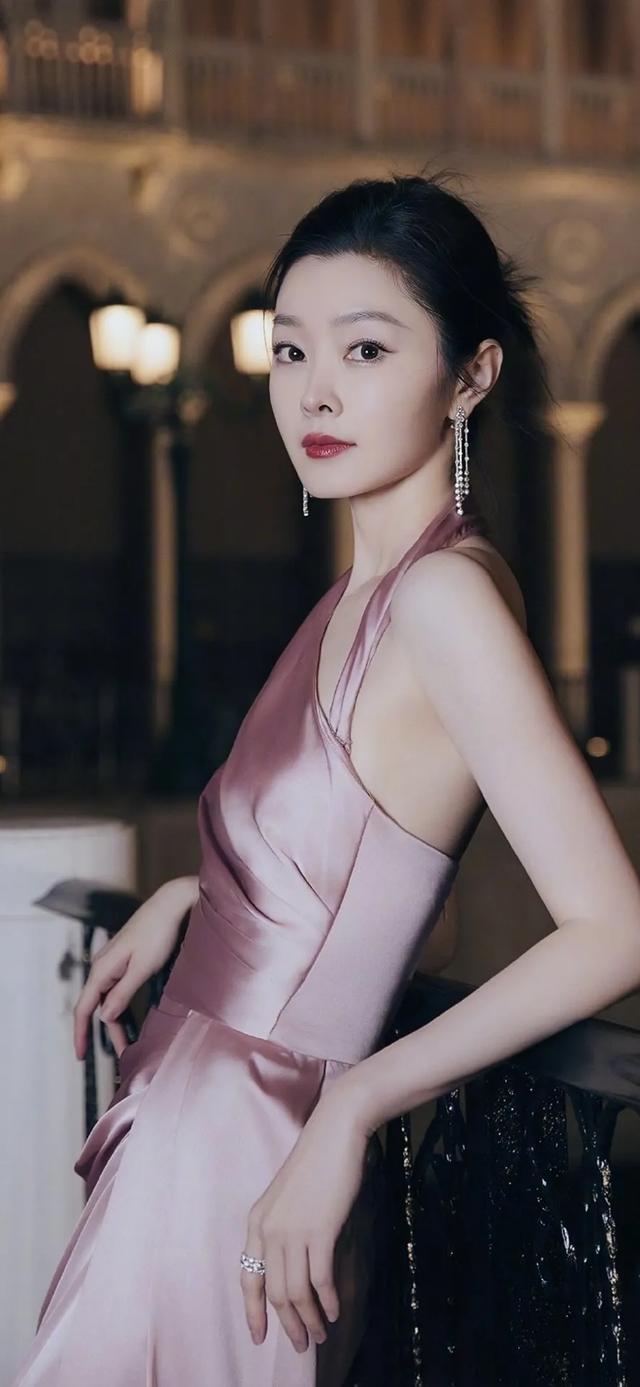 此后,宋轶在多部电视剧中展现了出色的演技,如《伪装