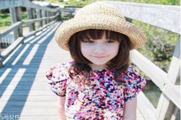 这是一款长度齐肩的短发发型,头发直直的,看起来很柔美,与齐刘海搭配