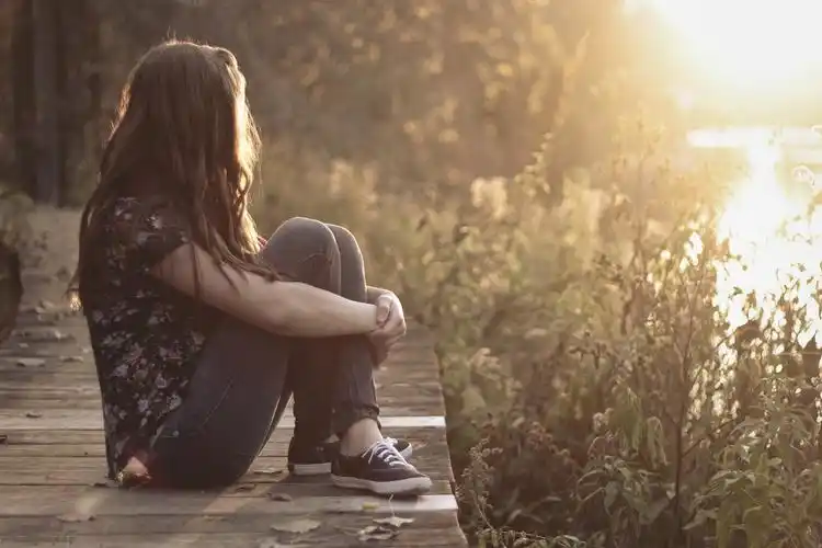 人物美女黑发模特抱着膝盖户外美女自然风景湖日落womenbrunette