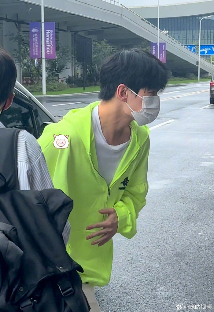 我命运般的校草大人 @杨洋 一身荧光绿卫衣现身……|我的人间烟火