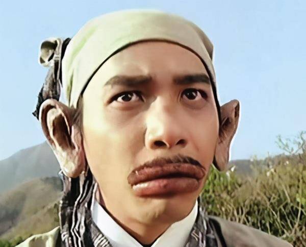 同一年梁朝伟出演《东邪西毒》,帅气的他在剧中扮相搞笑无厘头,至今