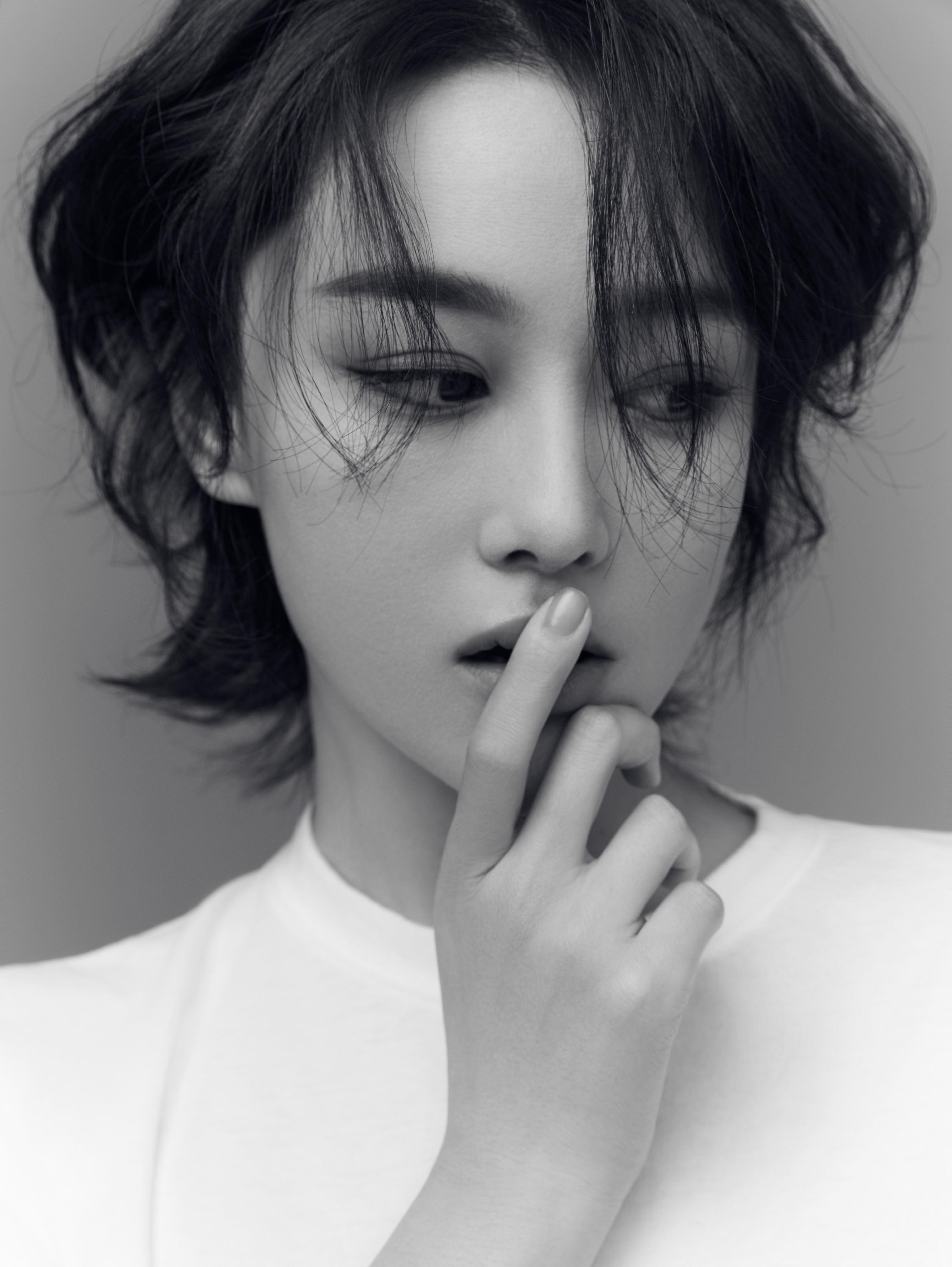 又飒又a张馨予背头短发大片释放焱人魅力