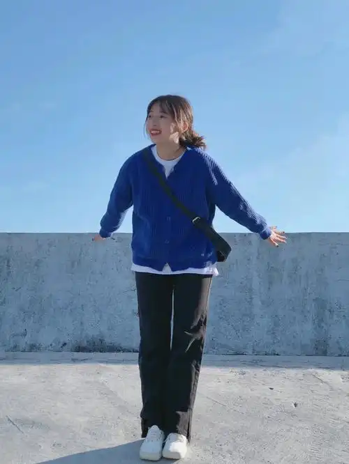 ootd秋季穿搭克莱因蓝毛衣开衫慵懒穿搭